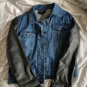 Worn 1x jean jacket w/ leather like sleeves small